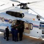 Los restos de Franco entrando en el helicóptero que los trasladará a Mingorrubio.