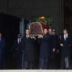 Los restos de Franco salen a hombros de sus familiares del Valle de los Caídos.