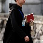 El prior de la Basílica, Santiago Cantera, a su llegada al Valle de los Caídos de donde serán exhumados los restos de Francisco Franco y trasladados al cementerio de El Pardo-Mingorrubio para su reinhumación.