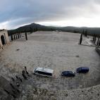Los familiares de la familia Franco acompañados del prior de la basílica del Valle de los Caídos, Santiago Cantera, acceden al templo para asistir a la exhumación de los restos del dictador en la basílica.
