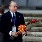 El abogado de la familia Franco, Felipe Utrera Molina porta un ramo de flores a su llegada al Valle de los Caídos de donde serán exhumados los restos de Francisco Franco y trasladados al cementerio de El Pardo-Mingorrubio para su reinhumación.