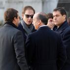 Los familiares de la familia Franco son recibidos por el prior de la basílica del Valle de los Caídos, Santiago Cantera, para asistir a la exhumación de los restos del dictador en la basílica