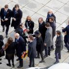 Los familiares de la familia Franco son recibidos por el prior de la basílica del Valle de los Caídos, Santiago Cantera, para asistir a la exhumación de los restos del dictador en la basílica.