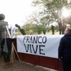 Varias personas despliegan una pancarta a favor del dictador a la entrada del Valle de los Caídos de donde serán exhumados los restos de Francisco Franco y trasladados al cementerio de El Pardo-Mingorrubio para su reinhumación.