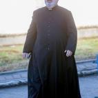 El sacerdote Ramón Tejero, que será en encargado de oficiar la misa de la reinhumación de Francisco Franco, a su llegada esta mañana al cementerio de El Pardo-Mingorrubio