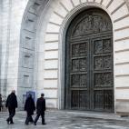 El secretario general de la presidencia del Gobierno, Felix Bolaños, la ministra en funciones de Justicia, Dolores Delgado y el subsecretario del Ministerio de presidencia, Antonio Hidalgo López a su llegada al Valle de los Caídos.