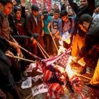 Un grupo de iran&iacute;es echa gasolina a banderas estadounidenses y les prende fuego en Tehr&aacute;n, este mi&eacute;rcoles, como protesta por la ruptura del pacto nuclear por parte del presidente de EE UU, Donald Trump.