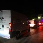 Vista de varias furgonetas funerarias en la entrada del Valle de los Ca&iacute;dos de donde ser&aacute;n exhumados los restos de Francisco Franco este jueves.