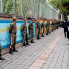 Dispositivo policial iran&iacute; en torno a la embajada estadounidense con motivo de las protestas desatadas tras la ruptura del pacto nuclear.