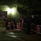 Trabajadores de los medios de comunicaci&oacute;n esperando en la entrada del Valle de los Ca&iacute;dos.