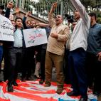 Iran&iacute;es pisan una bandera de EE UU en Teher&aacute;n este mi&eacute;rcoles, mientras gritan consignas contra el presidente Donald Trump por romper el acuerdo nuclear con el pa&iacute;s persa.