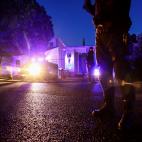 Efectivos de Polic&iacute;a Nacional permanecen a primera hora de la ma&ntilde;ana en la puerta del cementerio de El Pardo-Mingorrubio, donde este jueves ser&aacute;n trasladados los restos del dictador desde el Valle de los Ca&iacute;dos