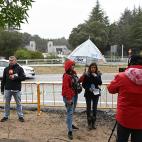 Trabajadores de los medios de comunicaci&oacute;n esperando en la entrada de el Valle de los Ca&iacute;dos.
