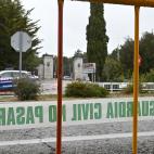 Vista del vallado de la Guardia Civil en la entrada de el Valle de los Ca&iacute;dos.