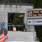 Vista de varios dos guardias civiles a la entrada de el Valle de los Caídos este miércoles