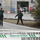 Guardias civiles en la entrada de el Valle de los Ca&iacute;dos un d&iacute;a antes de la exhumaci&oacute;n.