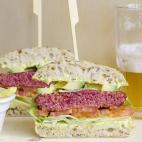 INGREDIENTES: quinoa, remolacha, huevo, harina de arroz, cebolla en polvo, or&eacute;gano seco, ajo en polvo, pimienta negra, panecillos de hamburguesa, lechuga, tomate, queso parmesano, aguacate y salsa de yogur al curry casera.Prep&aacute...