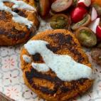 INGREDIENTES: soja, cebolleta, pimiento rojo y verde, tomate frito casero, c&uacute;rcuma, cebolla, boniato, pan rallado, sal y aceite. Prep&aacute;rala siguiendo esta receta.