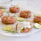 INGREDIENTES: carne picada de pavo, huevo, pasta de tomate, pan rallado, sal, pimienta, aguacate, aceite de oliva, sal y salga de yogur.Prep&aacute;rala siguiendo esta receta.﻿