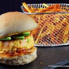 INGREDIENTES: pan para hamburguesas, salm&oacute;n fresco, mayonesa, curry, perejil, cebolla, aguacate, az&uacute;car, salsa de soja, aceite y sal. Prep&aacute;rala siguiendo esta receta.﻿