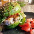 INGREDIENTES: merluza, ajo, sal, perejil, aguacate, tomate, r&uacute;cula y vinagreta.Prep&aacute;rala siguiendo esta receta.