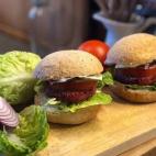 INGREDIENTES: ﻿cebolla morada, ajo, remolacha, zanahorias, garbanzos, copos de avena, salsa tahini, huevo, pan rallado, piment&oacute;n, perejil, sal y aceite de girasol. Prep&aacute;rala siguiendo esta receta.﻿