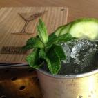 2 trozos de jengibre 2 trozos de pepino 2 cl. de zumo de limón 2 cl. de zumo de lima 5 cl. de vodka Completar con Ginger Beer Machacamos el jengibre y el pepino con un mortero dentro del vaso de cristal. Añadimos los zumos, el vodka y hielo ...