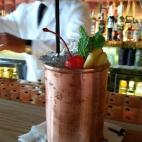 4 cl. Ron Especiado con canela, vainilla y pimienta 2 rodajas de Gengibre 3 hojas de albahaca fresca 2 cl. zumo de limón 1 cl. de licor de cereza 2 cl. de jarabe de azúcar 5 cl. de cerveza de Jengibre Machacamos el jengibre con ayuda de un m...