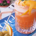 4 cl. Aperol 2 cl. Vermouth Casa Mariol 3 cl. zumo de Mandarina 2 cl. zumo de Limon 1 cl. clara de huevo 1 cl. jarabe casero de romero En la coctelera, ponemos los ingredientes con hielo y agitamos con golpes muy secos. Servimos en vaso "on th...