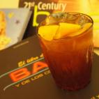 4 cl. Absolut Grapevine 1 cl. licor de Gengibre 1 cl. licor de Cerezas 2 cl. sirope de Agave 4 cl. zumo de Lima Ginger Ale En la coctelera, ponemos los ingredientes (Ginger Ale NO), y agitamos. Servimos en vaso bajo y terminamos con Ginger Al...