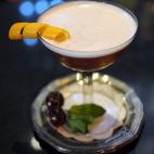 4 cl. ron Bacardi 4 cl. de zumo de limón 8 cl. de zumo de granada 8 gr. de azúcar blanco (1 sobre) 1 cl. clara de huevo Una "pizca" de polvo de plata Preparamos los zumos y ponemos todos los ingredientes en la coctelera con hielo. Agitamos en...