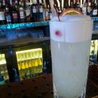 5 cl. N´Gin VLC 2 cl. zumo de limón Media lima exprimida 2 cl. jarabe de azúcar casero 1 cl. clara de huevo 4 cl. Fentiman´s Roses Lemonade Ponemos los ingredientes en la coctelera (el Lemonade NO) y agitamos con mucho hielo para que se "l...