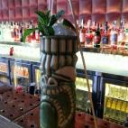 4 cl. Ron Saylor Jerry Especiado 0,5 cl. Pimento Dram (licor de especias polinesias) 2 cl. Falernum (Jarabe de lima con jengibre y clavo, casero) 6 cl. zumo de piña 1 cl. de jarabe de vainilla Ponemos los ingredientes dentro del vaso "tiki" c...