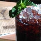 2 trozos de lima 8 hojas de hierbabuena 2 cl. de jarabe de azúcar 5 cl. de Palo mallorquín Completar con Sifón Machacamos en un vaso alto de cristal la lima, la hierbabuena y el jarabe de azúcar. Llenamos el vaso de hielo y añadimos el Pal...