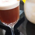 4 cl. Singani (aguardiente Boliviano) 2 cl. Grand Marnier 2 cl. licor de cereza 4 cl. zumo de limón o naranja 1 cucharada de azúcar ½ clara de Huevo En la coctelera ponemos todos los ingredientes y agitamos con fuerza para que el azúcar se...