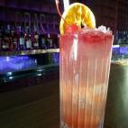 50 ml. de vodka 30 ml. de licor de melocotón 1/2 vaso de zumo de naranja 10 ml. de zumo de arándanos o granadina Vertemos en la coctelera media copa de vodka. Agregamos el licor de melocotón y el zumo de naranja. Para darle el toque final, a...