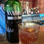 2 cl. de ginebra 2 cl. de Martini rosso 2 cl. de Campari En un vaso ancho y bajo Old Fashioned ponemos, con la ayuda de unas pinzas, de 2 a 4 hielos. Añadimos el gin, el Martini Rosso y el Campari. Mezclamos bien con una cuchara mezcladora. Pa...