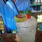 2 onzas de ron J. Wray & Nephew 17 años zumo de una lima 1/2 onza de Holland DeKuyper Curaçao de naranja 1/4 onza de Sirop de Caramelo de Trader Vic 1/2 onza de Sirop francés Garnier Orgeat Hojas de menta Verter todos los ingredientes en un...