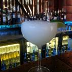 42 ml. de ron blanco 7 ml. de jugo de limón 1 cucharada de azúcar Mezclamos todos los ingredientes en una coctelera o batidora con hielo y colamos en una copa de cóctel fría. Servir con cubitos de hielo.