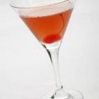 4.0 cl. Vodka Citron (aromatizado al limón) 1.5 cl. Cointreau 1.5 cl. Zumo de lima 3.0 cl. Zumo de arándanos Añadimos los ingredientes en una coctelera llena de hielo y agitamos. Servimos sin hielo en una copa de cóctel. El borde de la cop...