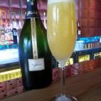 Zumo de melocotón Vino Prosecco, Cava o Champán Echamos el zumo en una copa de champán. Con cuidado, vertemos el Prosecco. Removemos con una cuchara mezcladora.