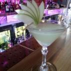 Licor de Manzana 2 cl. de Vodka Gotas de Triple Sec o licor de Naranja Manzana de cáscara verde Mezclamos todos los ingredientes, excepto las tajadas de manzana, y servimos en copas de Champagne. Decoramos con las tajadas de manzana.