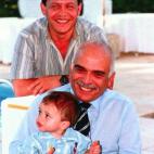 Todos los monarcas y herederos recientes del reino de Jordania: el abuelo, Hussein I, con su nieto tocayo en brazos, y el padre del niño, el actual rey Abdallá II.
