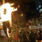 Protestas ciudadanas cerca del Palacio de Guanabara en Rio de Janeiro, producidas el pasado lunes 22 de julio. La Policía y los manifestantes antigobierno chocaron en las inmediaciones del Palacio, que acogía la ceremonia de bienvenida del Pap...