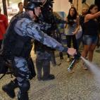 Protestas ciudadanas cerca del Palacio de Guanabara en Rio de Janeiro, producidas el pasado lunes 22 de julio. La Policía y los manifestantes antigobierno chocaron en las inmediaciones del Palacio, que acogía la ceremonia de bienvenida del Pap...