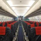 En el interior, las azafatas preparan sus carritos junto a Tintín y el capitán Haddock.