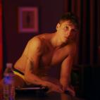 Es cu&ntilde;ado de Iv&aacute;n y una bomba sobre el escenario. &Oacute;scar ve con ojos de novato todo lo que el mundo de la noche ofrece a un chico guapo como &eacute;l, todo le resulta emocionante.