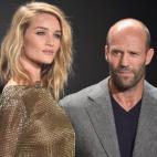 Hay 20 años de diferencia entre ellos, pero la modelo de Victoria's Secret y el actor de cintas de acción parecen llevarse muy bien. En abril de 2010 hicieron público su romance, y la chica asegura que la relación funciona porque ante todo s...