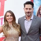 Aunque el romance empezó hace apenas un año (julio de 2014), el anuncio de su compromiso matrimonial nos ilusiona. Sin duda son la parejita del momento y a donde quiera que vayan se les ve felices y enamorados. Ojalá que por delante tengan mu...