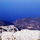 El pueblo desalojado el domingo por la proximidad del fuego, visto desde el Puig de Galatzó. Es uno de los pueblos medievales mejor conservados de la isla.